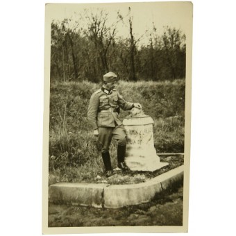 Wehrmacht officer next to the broken WWI  monument  near Verdun. Espenlaub militaria